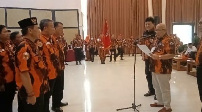 Ketua MPC PP Rohil Taem Pratama (dua dari kiri) saat dikukuhkan dan dilantik bersama pengurus periode 2023-2027 oleh Ketua MPW PP Riau Anto Rachman di Bagan Batu, Jumat (24/2/2023).